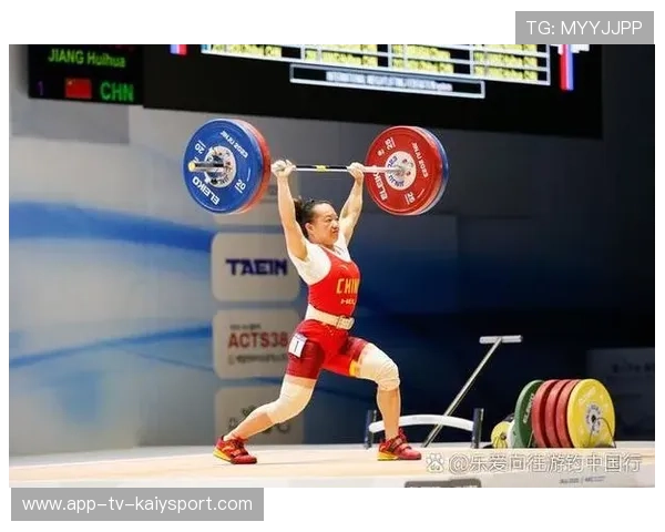 举重选手举完重量后竟向观众比心，引发尖叫