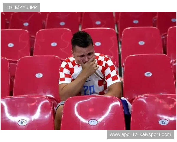 足球队长哄哭小球迷温暖一幕 足球队长哄哭小球迷温暖一幕